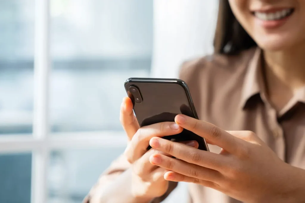 Persona contactando al estudio jurídico de Marise Peletti por WhatsApp para solicitar una consulta