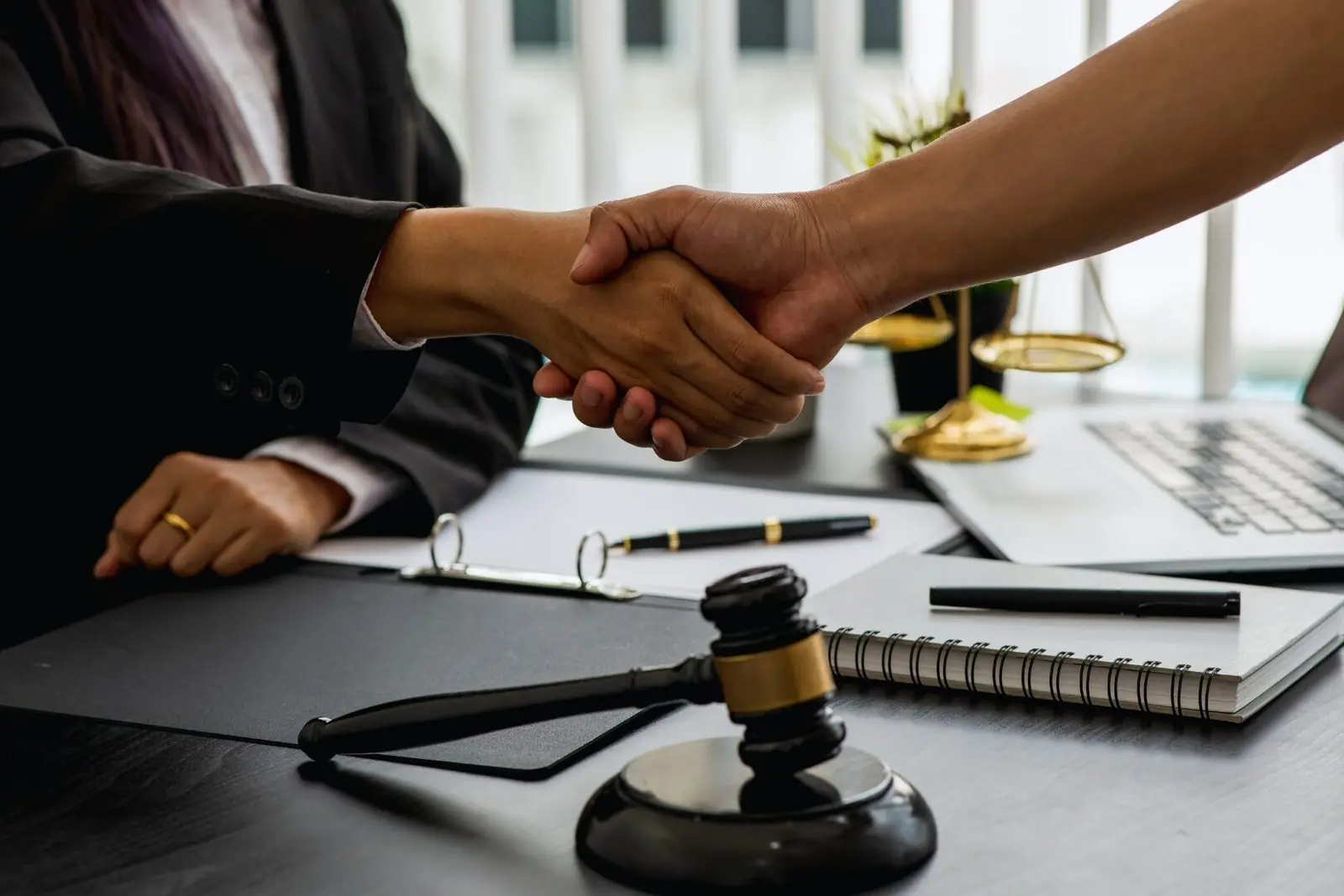 Abogada estrechando mano de cliente