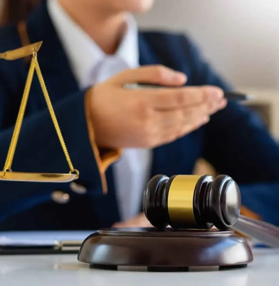 Abogada brindando asesoramiento legal